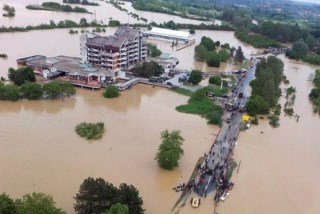 セルビアの首都ベオグラードの南西約40キロ、冠水したオブレノバツの街(2014年5月17日撮影、同18日提供)。【AFP=時事】