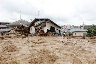 崩れた土砂で流された民家=20日午後0時11分、広島市安佐南区【時事通信社】