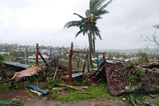 サイクロン「パム」が直撃した南太平洋の島国バヌアツで15日、非常事態が宣言された。バヌアツ政府当局者は「全土を対象にした非常事態宣言だ」と述べた。写真はサイクロンが直撃した首都ポートビラ=14日撮影【時事通信】