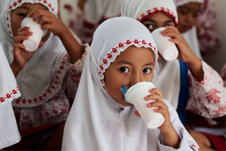 [インドネシアの子どもたちに牛乳をプレゼント！]の画像
