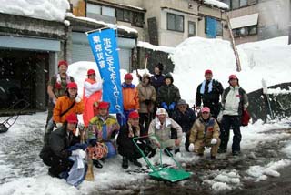 地震被災地での除雪ボランティア