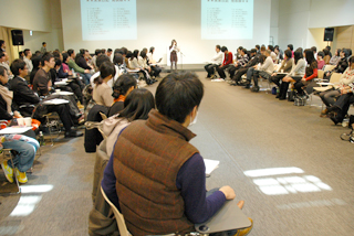 「巣立ちプロジェクト」修了式。二十歳の自分のありたい姿を未来日記にし、みんなの前で発表している様子。