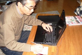 貸し出し前にPCの動作チェックをしています