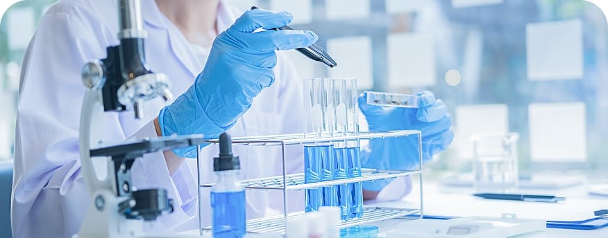 研究室で実験器具を扱う様子を写した、教育・研究支援カテゴリのイメージ画像