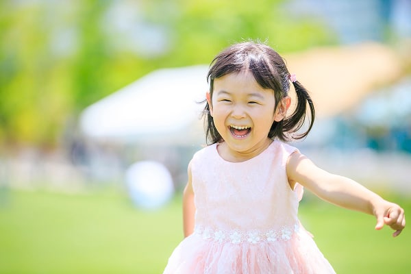 笑顔で走る子どもの様子を写した、子ども支援カテゴリのイメージ画像