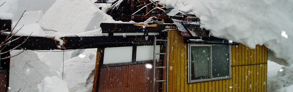 屋根に大雪が積もっている家