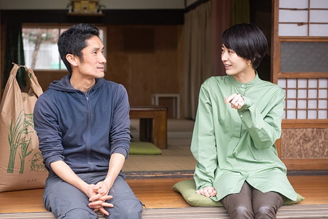 農園主である湯本高士さんと。