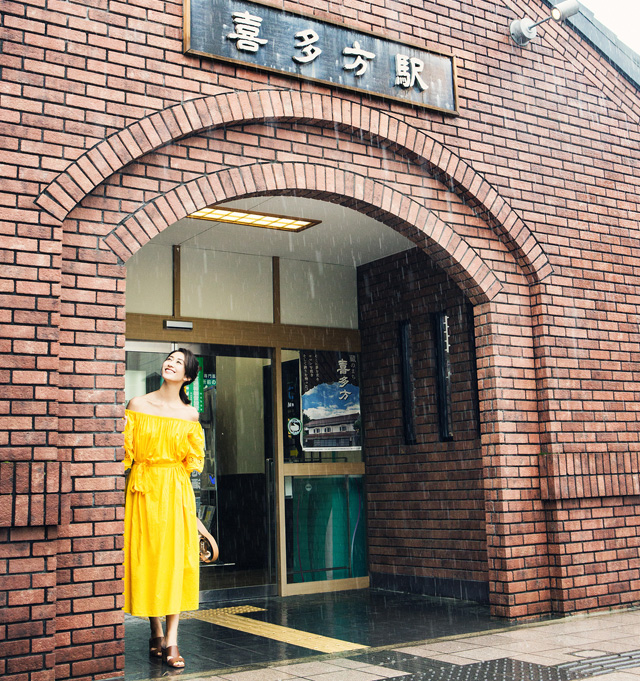 駅を背景にまりあさんの写真