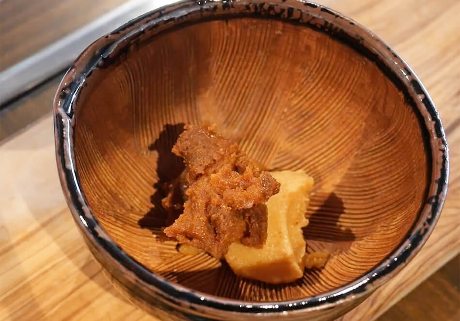 ゆず味噌を作る。ゆずの皮を切り取り刻む。ボールにゆず、米・白味噌、みりんを入れ、よく混ぜる