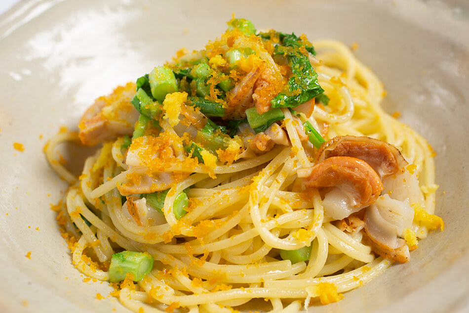 ホタテ貝と菜の花のパスタイタリア産からすみ添え