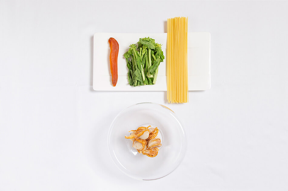 ホタテ貝と菜の花のパスタイタリア産からすみ添え