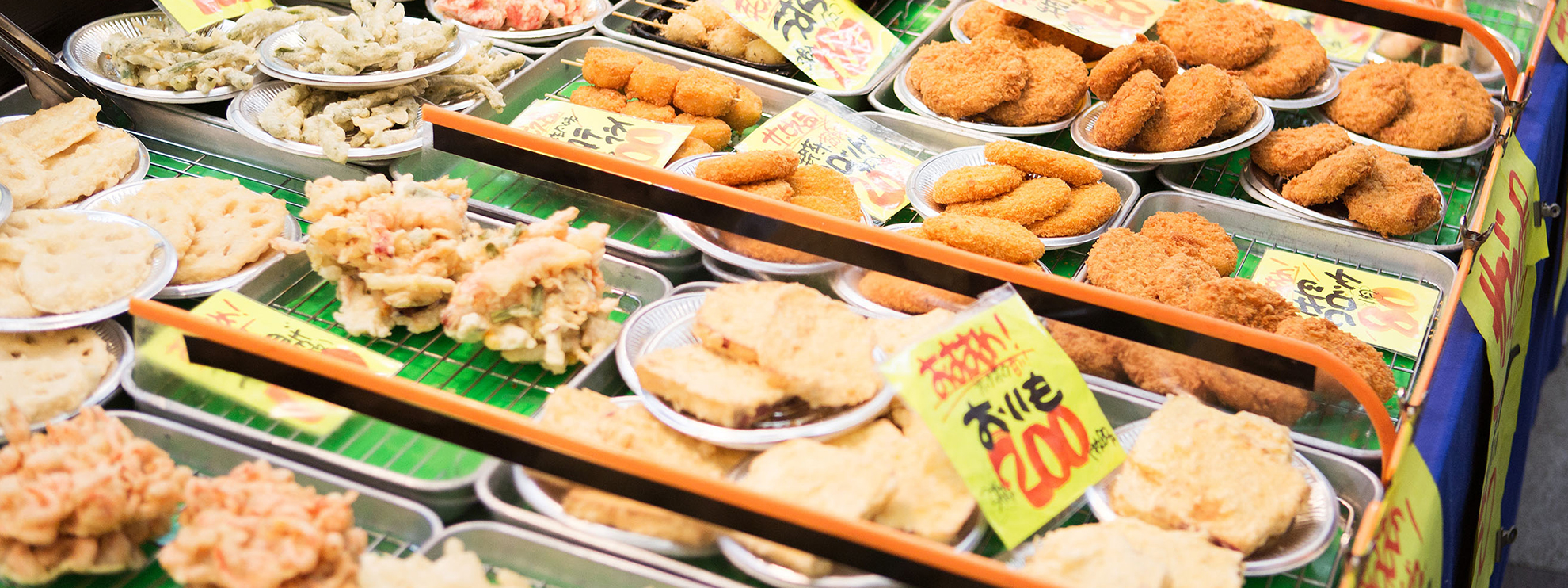 画像:黄金広場の一角で売られれている揚げ物たち