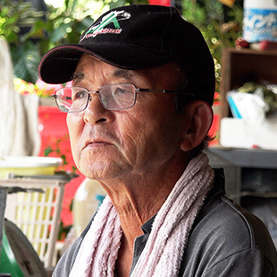 画像:遠くを見つめる岡元輝信さん