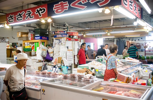 マグロとさざえで客を楽しませる「さざえや」の写真