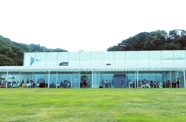 自然の中に溶け込む絶景ロケーションの横須賀美術館の写真