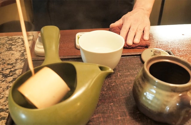 お茶を汲んでいる写真