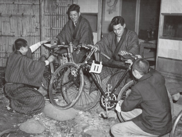 写真:宿舎で自転車の手入れをする選手たち