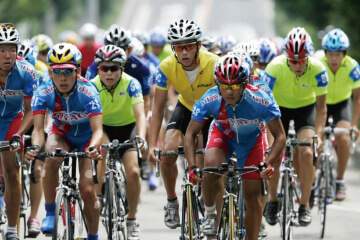 写真:2005年8月14日のツールドとうほくで三笠宮杯を目指し、白熱したレースを繰り広げる高校生選手