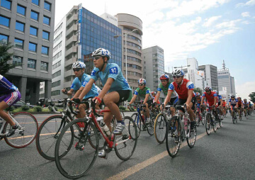 写真:2005年8月14日のツールドとうほく最終ステージのパレード走行で、仙台市中心部を走る選手たち