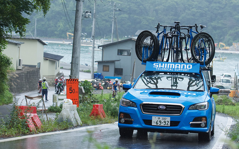 メカニックカーがコースを走っている様子