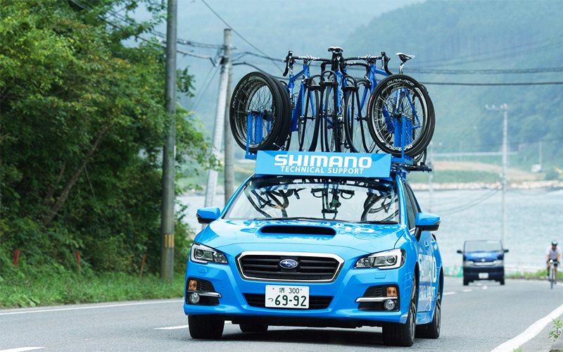 コース上を走るシマノ社のメカニックカーの写真