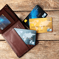 財布と複数のクレジットカードの画像