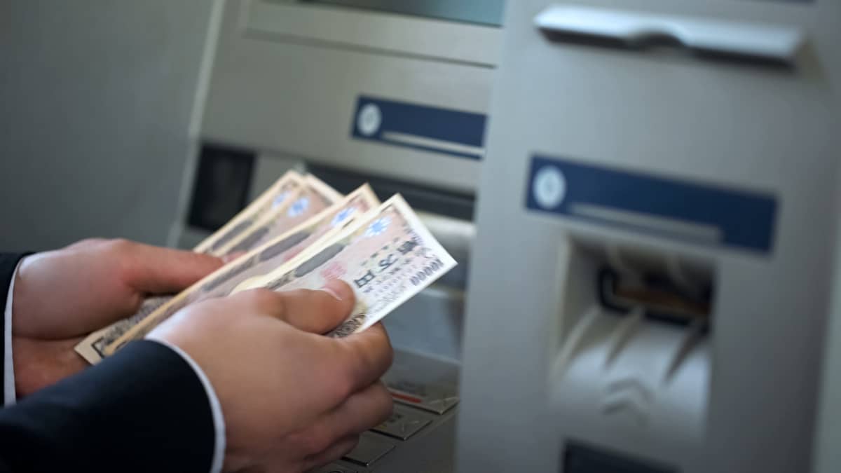 ATMなら借入額より多めの返済が必要