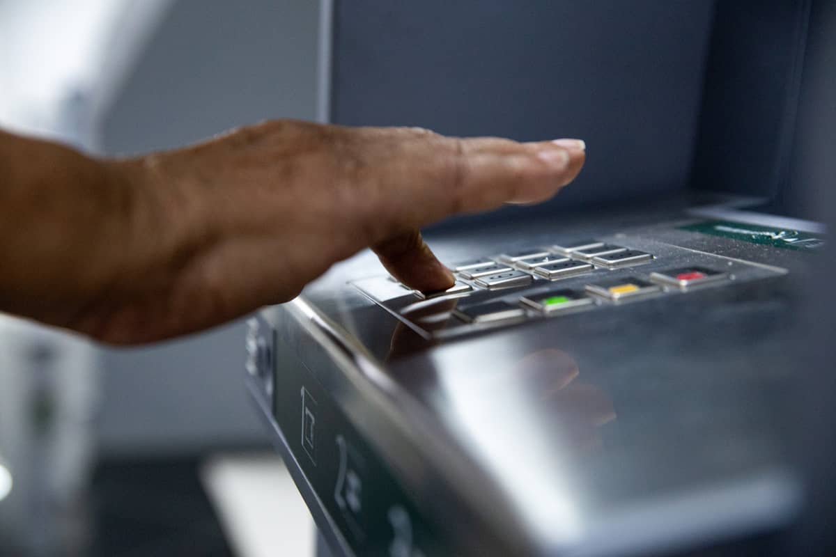 金融機関やコンビニの提携ATM：普段利用しているATMを利用できる