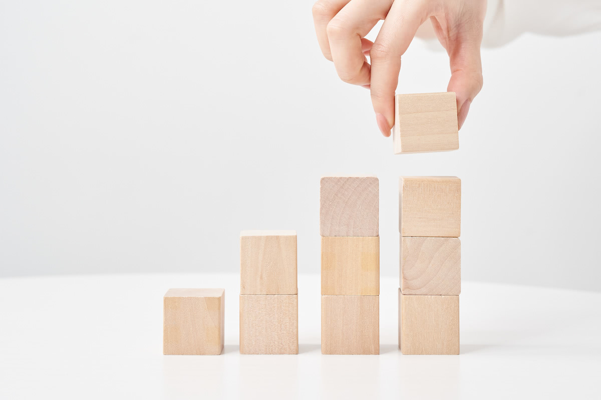 投資信託の積立って何？ メリット・デメリットと始める際に注意したいポイントを解説