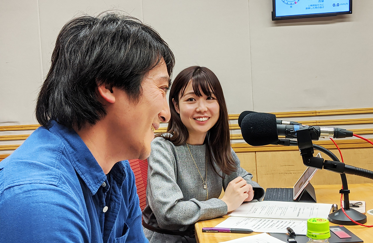 文化放送内のスタジオにて。写真左が登嶋さん、右はアシスタントのたがえみこと田ケ原恵美さん