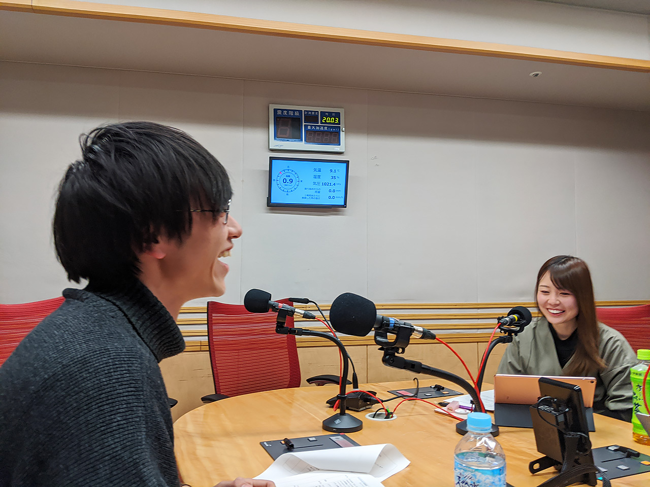 文化放送内のスタジオにて。写真右はアシスタントのたがえみこと田ケ原恵美さん