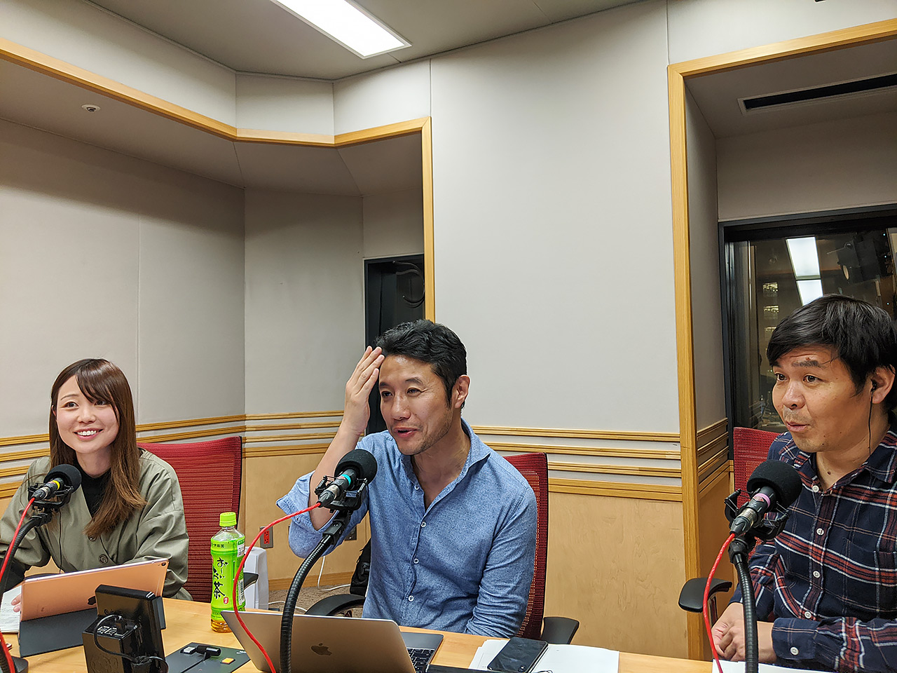 文化放送内のスタジオ。写真左から田ヶ原恵美さん、入山さん、文化放送の砂山圭大郎アナウンサー