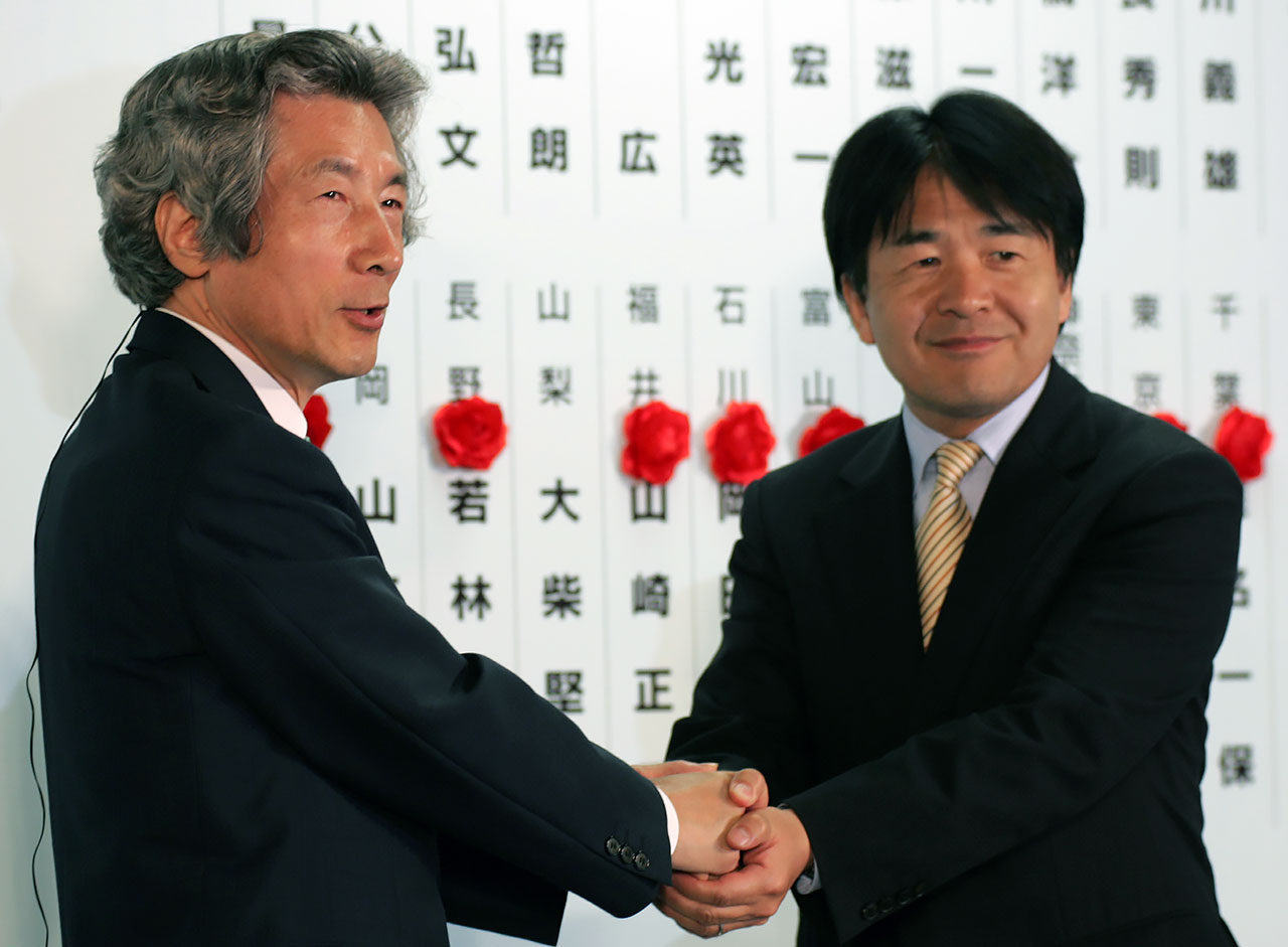 2004年7月の参院選で当選し、小泉元首相（左）と握手する竹中氏（写真：ロイター/アフロ）