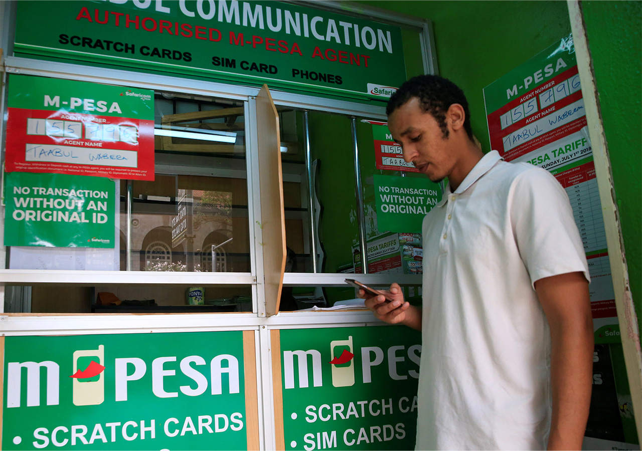 ケニアの首都ナイロビにあるM-PESA取扱店で送金する男性