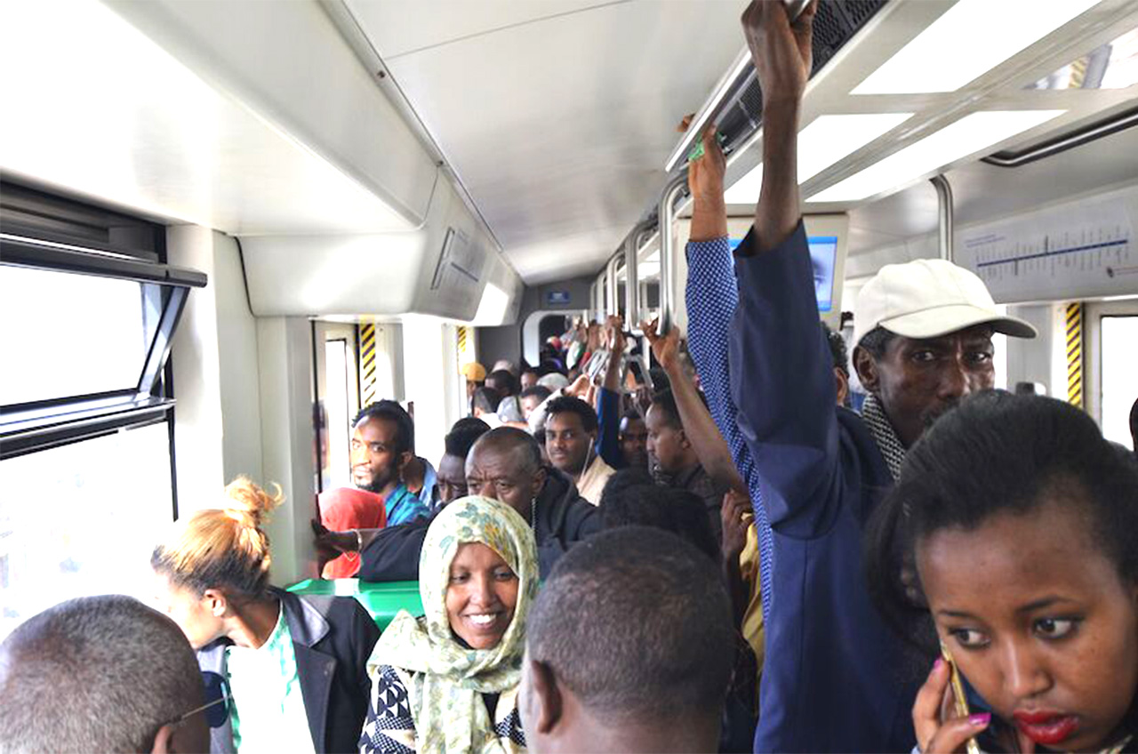 エチオピアの首都アディスアベバの電車内