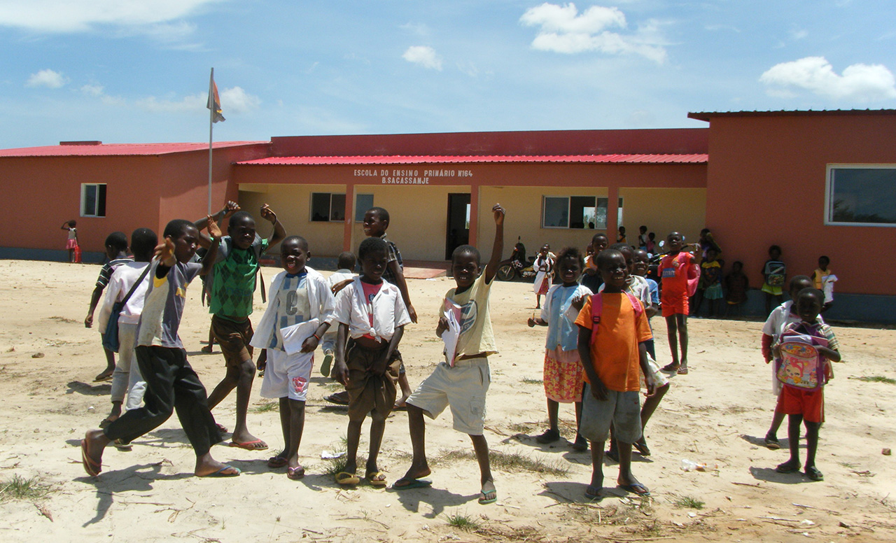 校庭で笑顔を見せるアンゴラの子どもたち