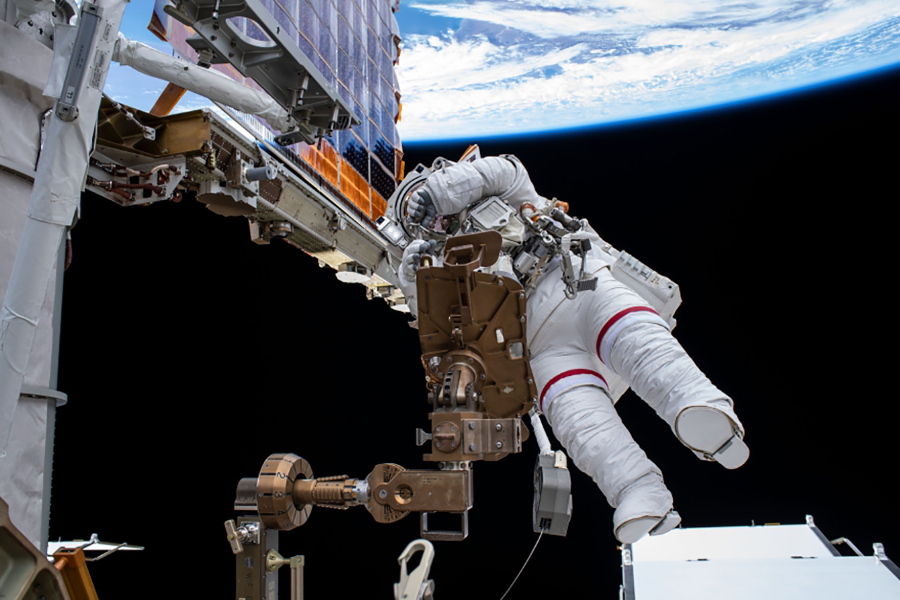 船外活動（EVA）を行う星出宇宙飛行士（提供：JAXA/NASA）