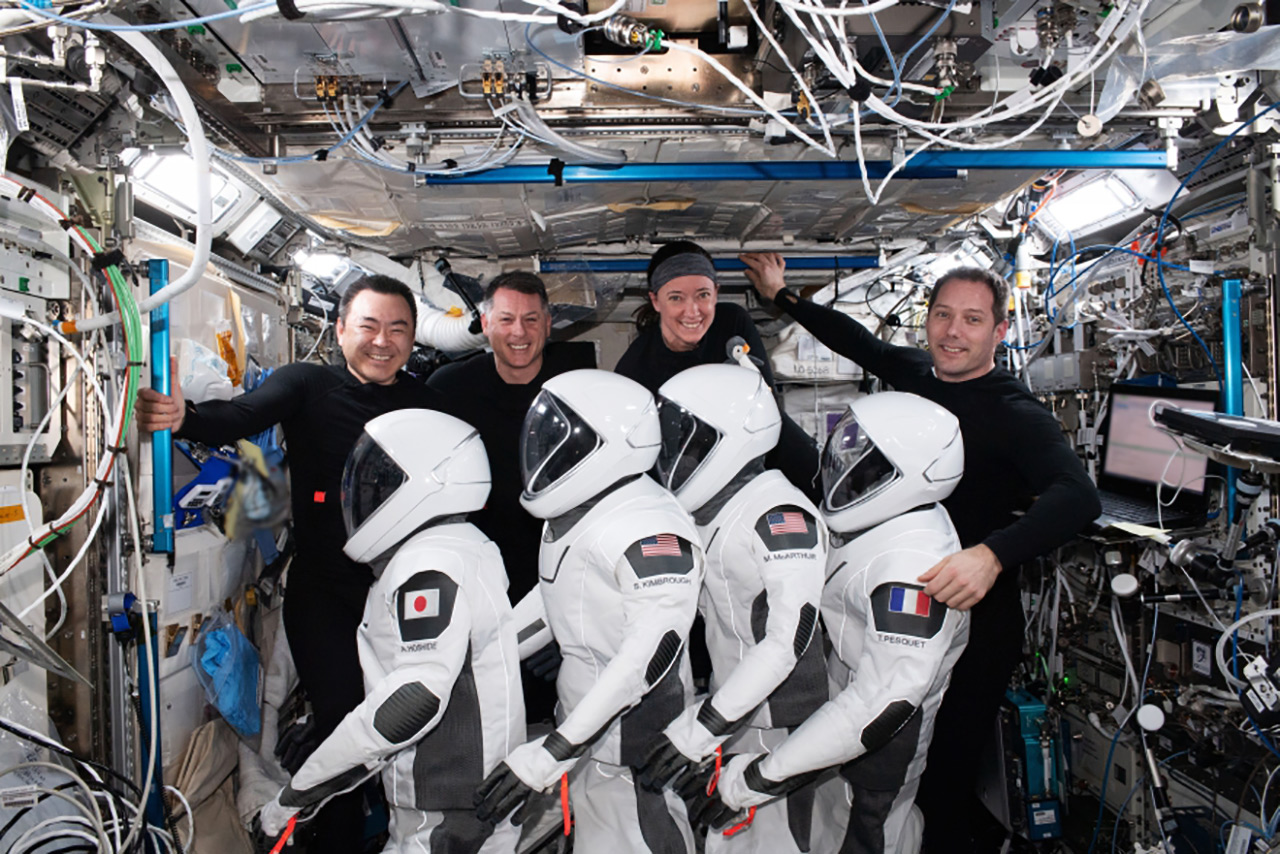 宇宙服と星出宇宙飛行士らSpaceX Crew-2クルー（提供：JAXA/NASA）