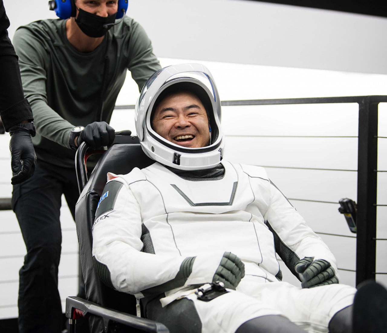 SpaceX Crew-2から搬出される星出宇宙飛行士（提供：JAXA/NASA）