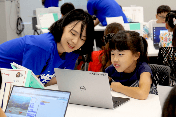 Scratchで作品作り+発表会: 作品作りを通してプログラミングの概念を学び、実践的なプログラミングを体験できます。