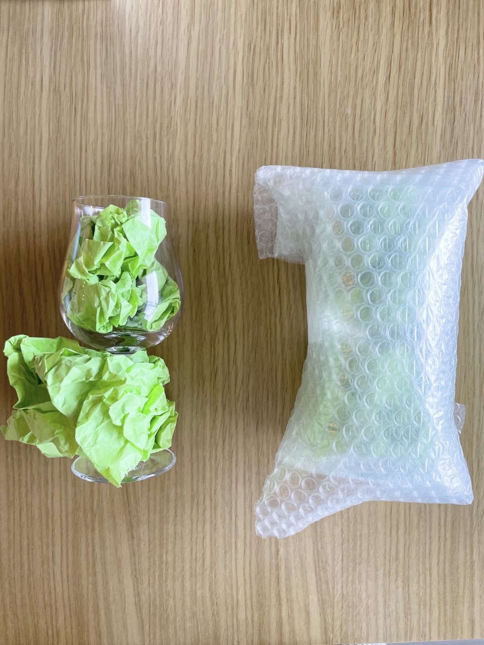 ガラス製品をクッション材で包む