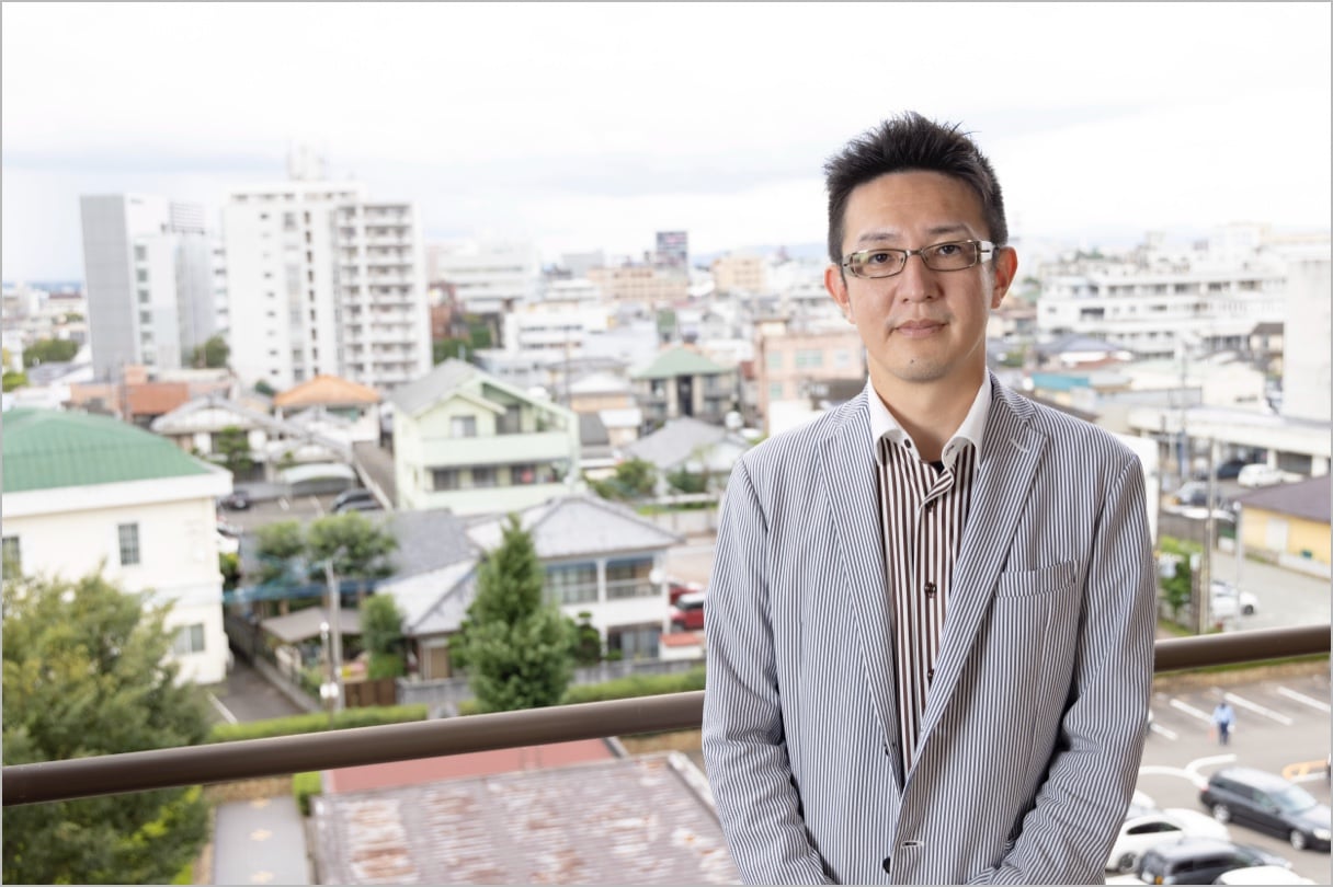 都城市市街地を背景に