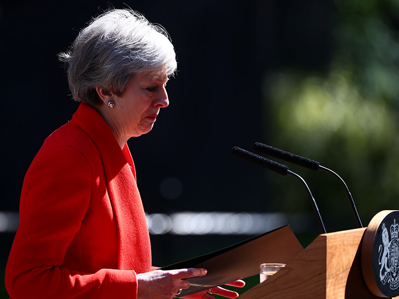 メイ英首相が辞意 離脱できず、涙の白旗