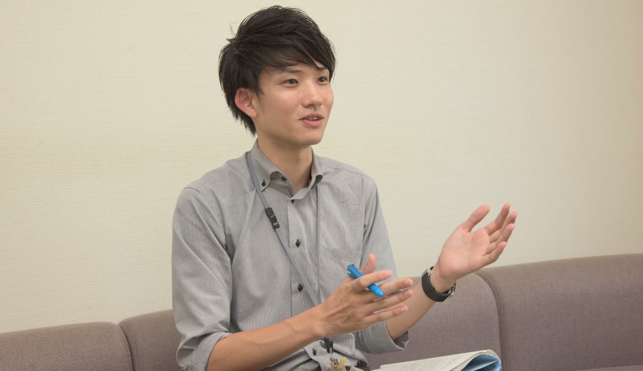 取材に応じてくれた、世田谷区 若者支援担当課主任 御堂誠さん