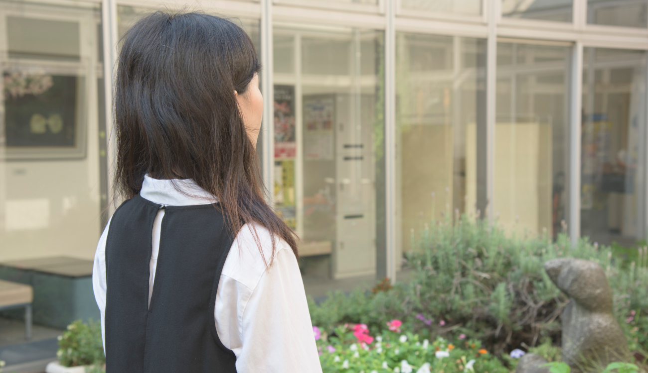 『児童養護施設退所者等奨学基金』を活用して毎月3万円を受給して経営学部に通う、大学3年生の里見さん
