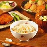 毎朝毎晩、必ず下記のどちらかを飲み続けるとしてどちらが栄養がありますか？ どのような理由でどちらがおすすめですか？ よろしくおねがいします。 ・伊藤園 一日分の野菜 https://www.itoen.jp/yasai/ichinichibun/ ・東洋水産 素材のチカラ 野菜スープ https://www.maruchan.co.jp/products/search/sozainochikara_yasaisupu_5p.html