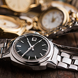 KOMEHYOなど中古店のサイトで 腕時計（例えばカルティエパンテールの銀色タイプ）の素材に「シルバー ローマン」と書いてあるのですが、どういう素材なのでしょうか？ 