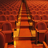 梅田芸術劇場のシアタードラマシティの座席の広さ(シートの幅)は狭いですか？ 宝塚大劇場しか劇場は行ったことがないのですが、デブな者でしてお隣に申し訳ないのでいつもは通路側か壁側の席に座っています。
宝塚の座席と比べるとどちらが狭いでしょうか？