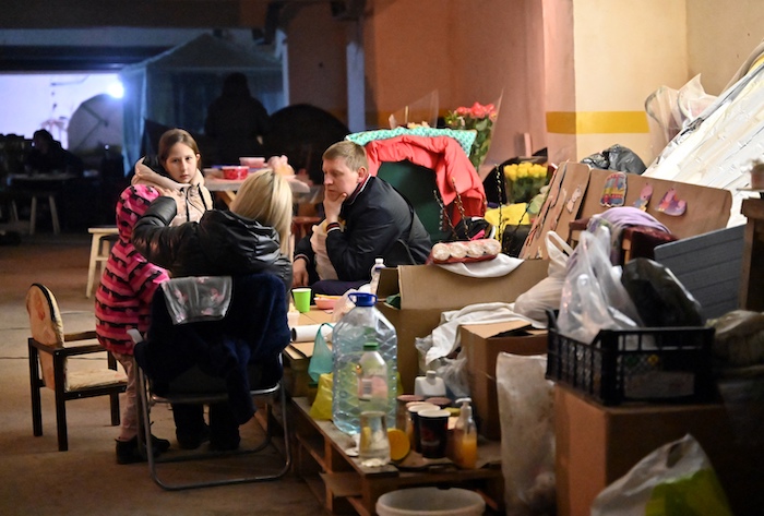 ウクライナ・ハルキウの地下駐車場で避難生活を送る人々（2022年4月24日撮影）。(c)SERGEY BOBOK / AFP