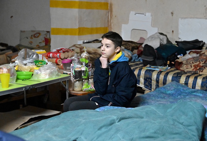 ウクライナ・ハルキウの地下駐車場で家族と避難生活を送るアレックスさん（2022年4月24日撮影）。(c)SERGEY BOBOK / AFP